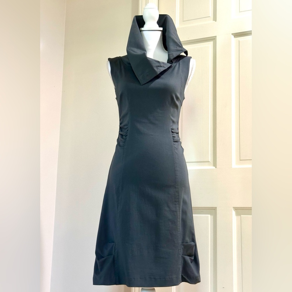 Porto stretch twill dress in battleship gray. Excellent condition. Size 00